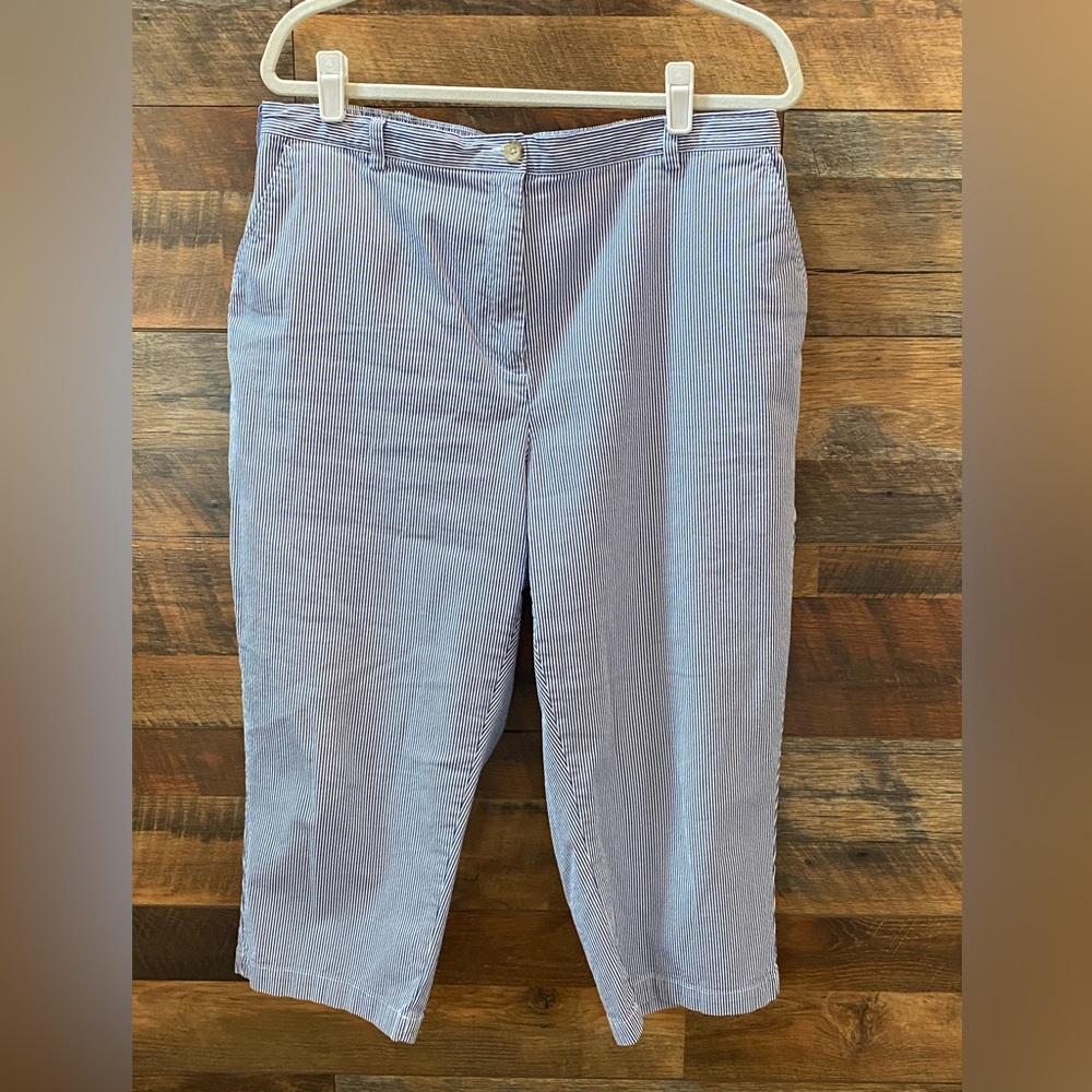 Lands End seersucker capri in blue/white